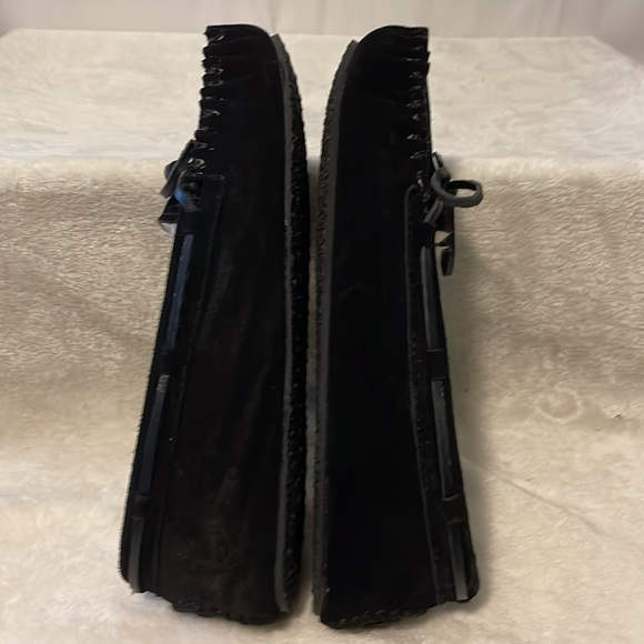 Minnetonka Black leather slippers Sz. 7M - Picture 5 of 16
